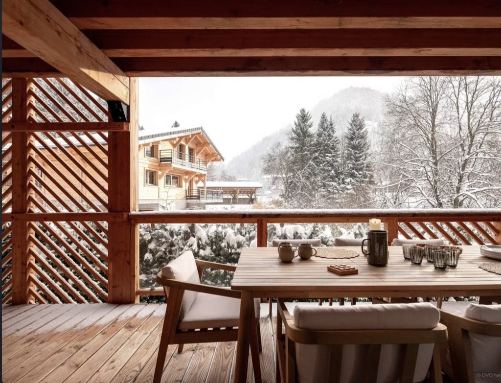 Snow-covered balcony with games table at Lodge Cresson, Châtel